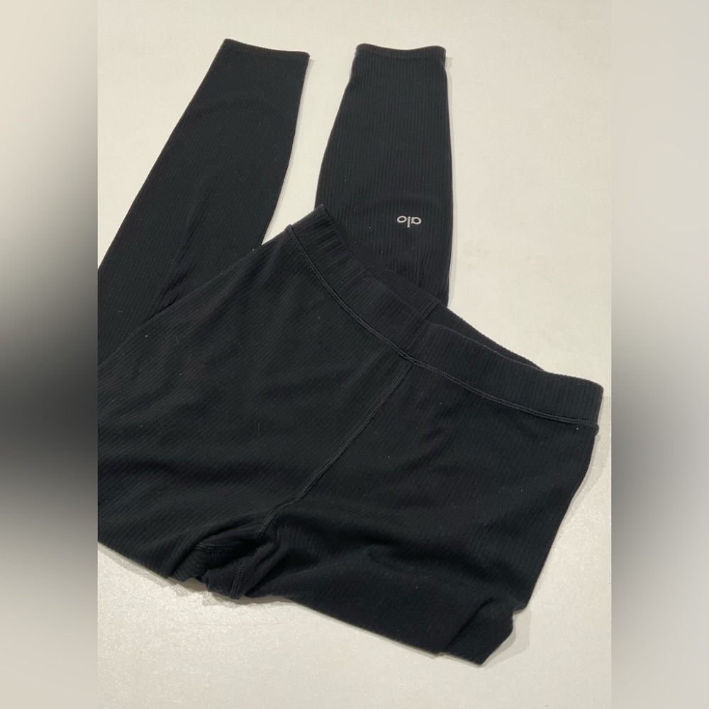 🍏🍏 ALO  yoga Women’s Black Thin Ribbed Waist on Elastic Leggings, Size S